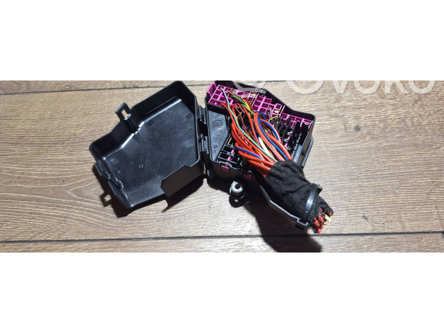 Блок предохранителей  8d1941824   Audi A6 S6 C6 4F    