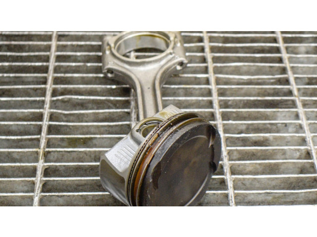 Поршень 31401957, 30750664 Volvo XC40 для бензинового двигателя 2.0