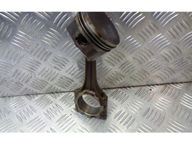 Píst Volkswagen PASSAT B5.5