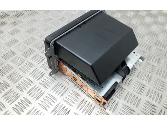 Радио/ проигрыватель CD/DVD / навигация