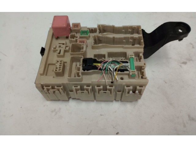 Pojistková skříňka 8273005j60 Toyota Avensis T270 2016