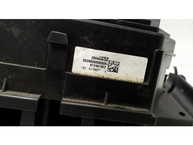 Блок предохранителей 39040852 Opel Astra K