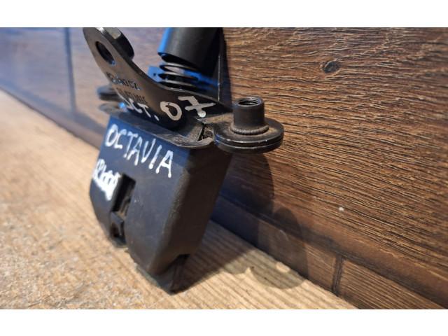 Замок багажника 1Z5827501C, BN3CZ    Skoda Octavia Mk2 (1Z) 2004 - 2013 года