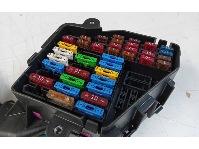 Блок предохранителей Skoda Octavia Mk1 (1U)