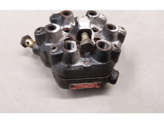 Топливная рампа 0438100151   Audi 80 90 B2  