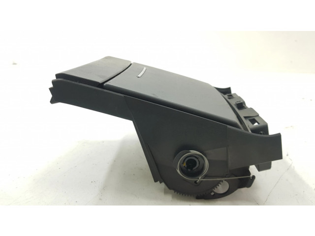 Передний держатель чашки