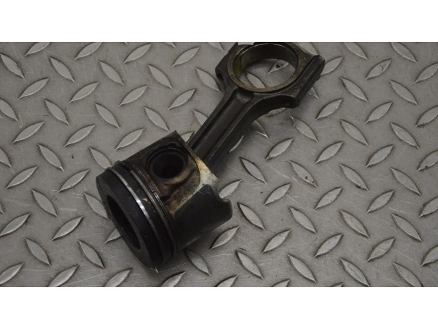 Píst Opel Vivaro M9R 784