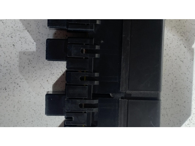 Блок предохранителей  1567001020   Subaru Outback    