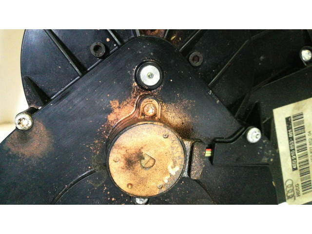 Притягиватель задней крышки