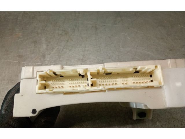 Pojistková skříňka Řídící jednotka BSM 8273052K40 Toyota Yaris 2020