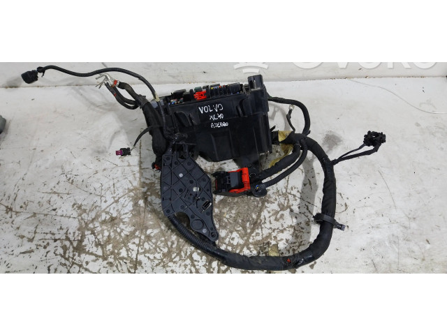 Блок предохранителей 31473880 Volvo XC40