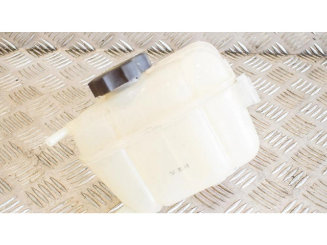 Расширительный бачок охлаждающей жидкости