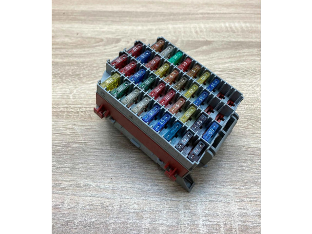 Блок предохранителей 9162439 Volvo S60