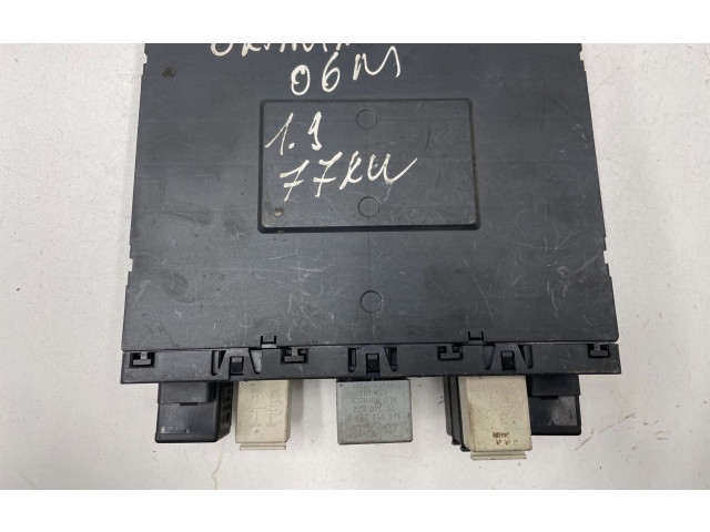 Блок комфорта 3C0937049D, 28022871   Skoda Octavia Mk2 (1Z)   