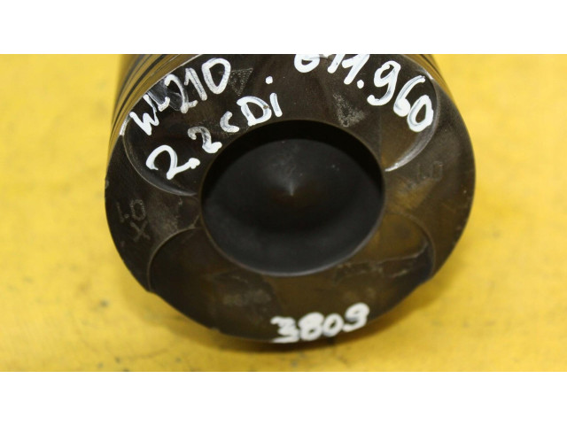 Píst    Mercedes-Benz E W210     