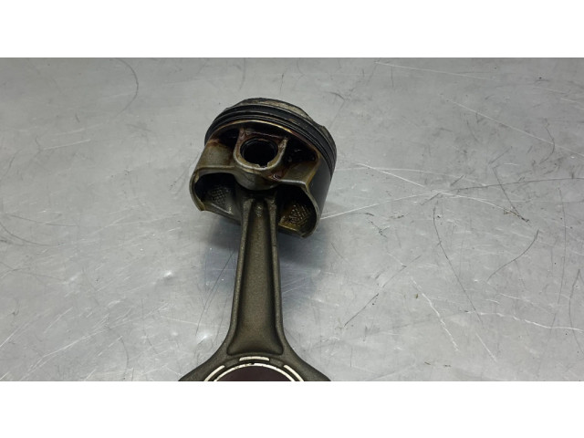 Píst 9468869, 8623418 BMW 5 G30 G31 pro benzínový motor 2.0