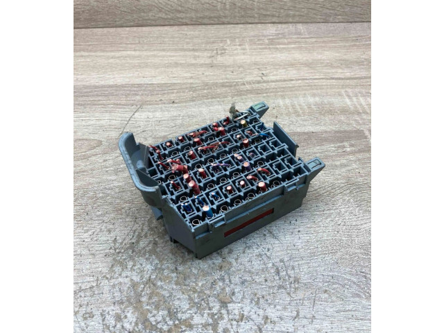 Блок предохранителей  9162439   Volvo V70    