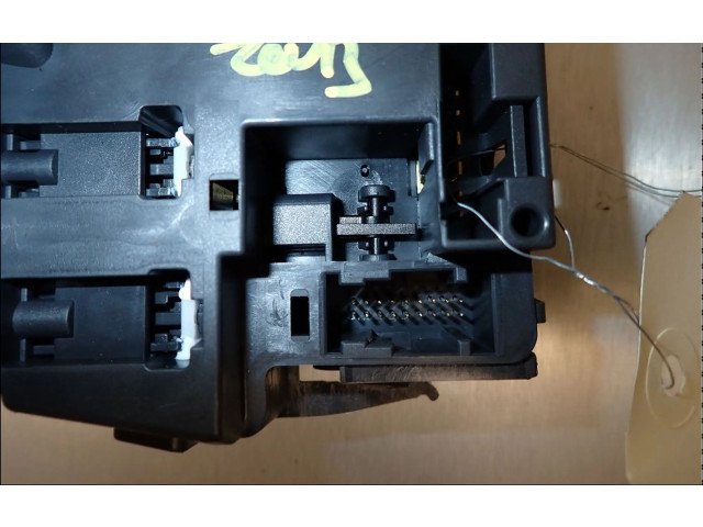 Ручка стеклоочистителей 8201590631   Renault Clio III