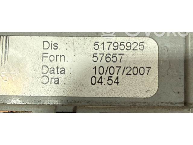 Блок предохранителей 51795925, 51795925   Fiat Idea    