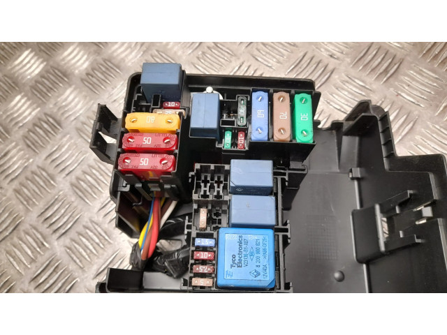 Блок предохранителей 243127363R Dacia Spring