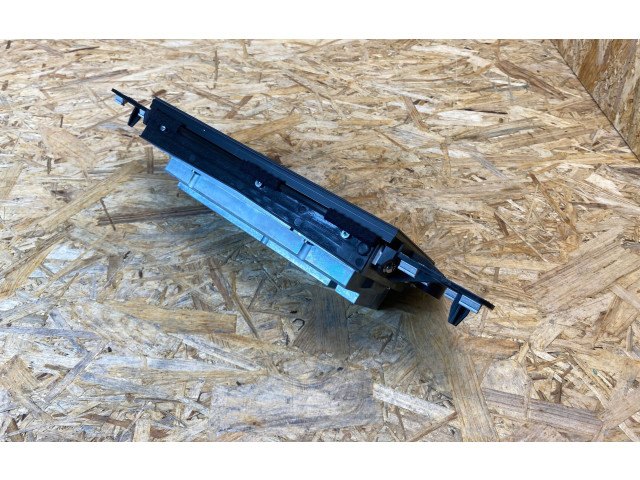 Радио/ проигрыватель CD/DVD / навигация