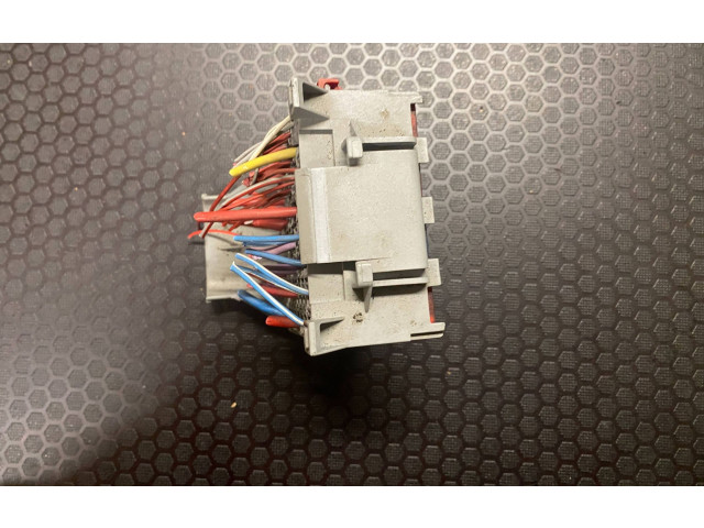 Блок предохранителей  9162439   Volvo S80    