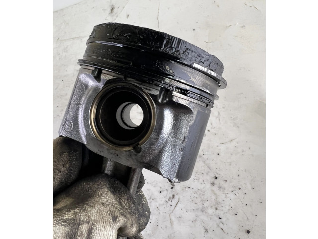 Píst Subaru Outback