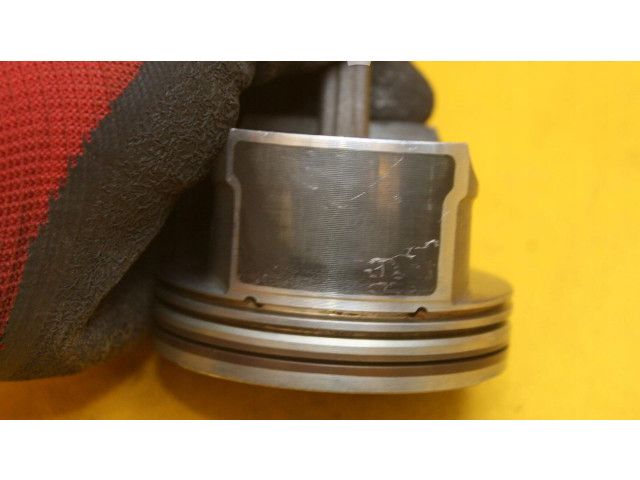  Поршень с шатуном    Volkswagen Golf VI  