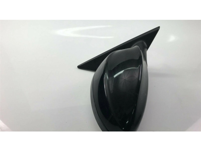 Боковое стекло в середине кузова