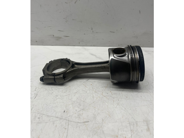  Поршень с шатуном    Volkswagen PASSAT B6  