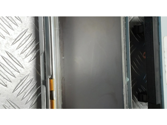 Радио/ проигрыватель CD/DVD / навигация