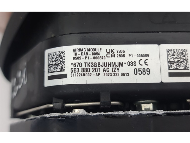 Подушка безопасности водителя 5E3880201AC   Skoda Octavia Mk4