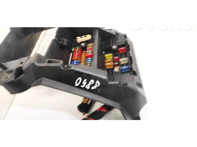 Pojistková skříňka Volkswagen Transporter - Caravelle T5 2006