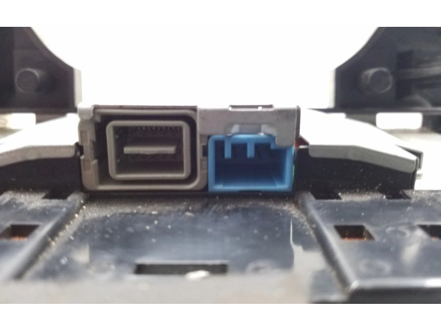 Дисплей 30656245 Volvo XC70