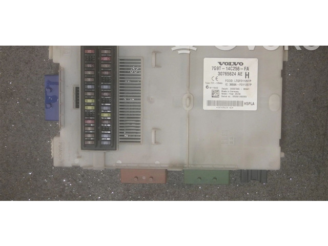 Блок предохранителей 30765624   Volvo V70    
