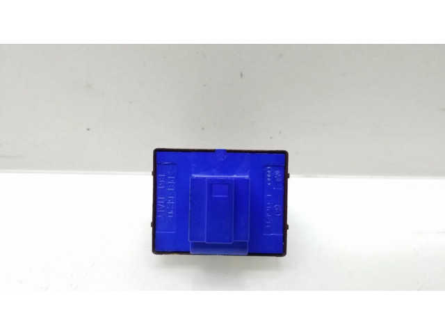 Выключатель открытия задней двери