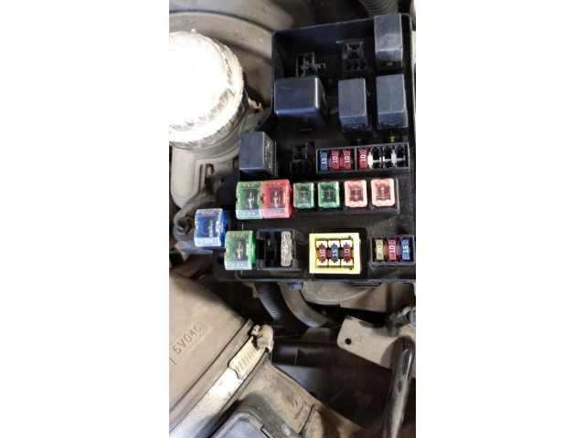 Блок предохранителей    Mitsubishi Carisma    