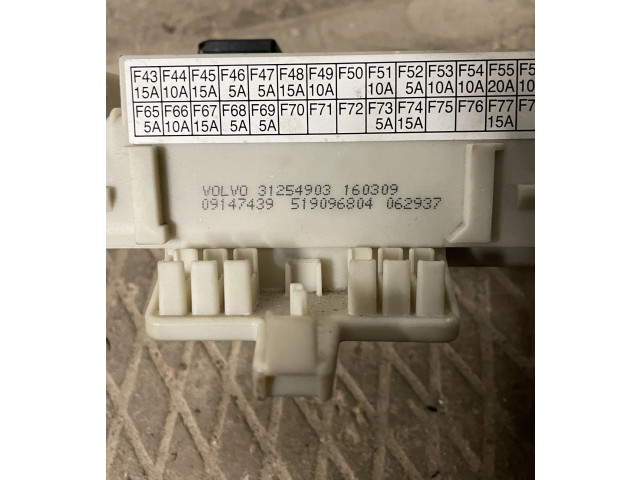 Блок предохранителей 31254903, 31268178   Volvo C30    