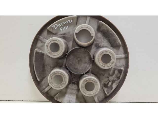 Заводская крышка (крышки) от центрального отверстия колеса