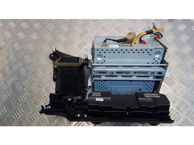 Радио/ проигрыватель CD/DVD / навигация