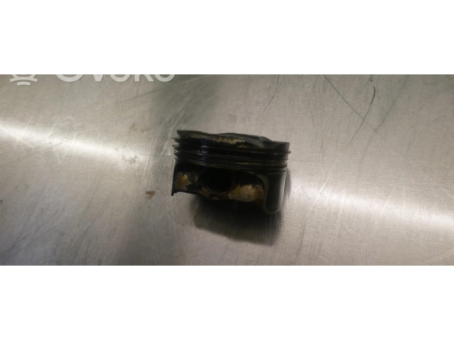 Píst 11257551550 BMW 1 E81 E87 pro benzínový motor 2.0