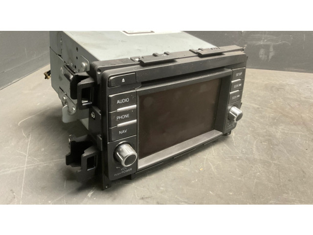 Радио/ проигрыватель CD/DVD / навигация