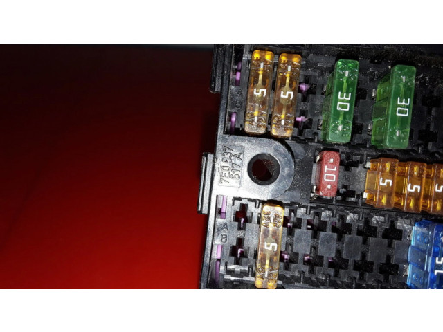 Pojistková skříňka 7E0937617A Volkswagen Transporter - Caravelle T5 2008