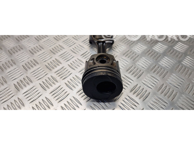  Поршень с шатуном    Volkswagen PASSAT B4  