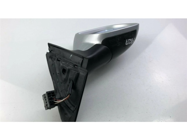 Боковое стекло в середине кузова