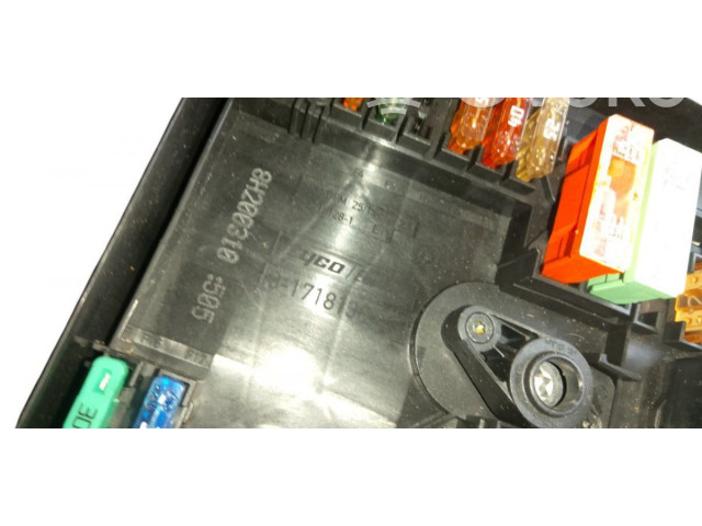   Pojistková skříňka 1K0937132F, 8H200310   Volkswagen Tiguan 2010