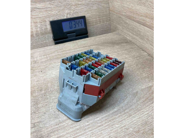 Блок предохранителей  9162439   Volvo V70    