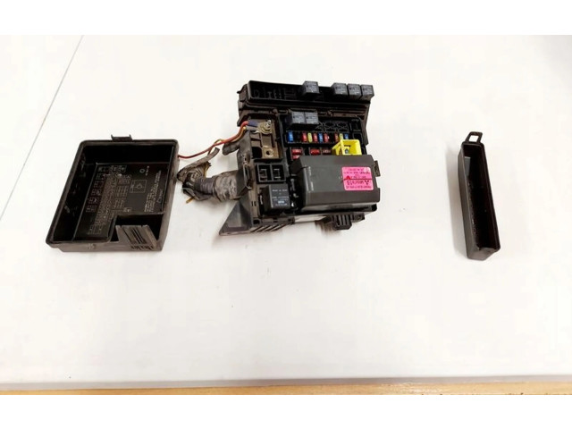 Ящик предохранителей (комплект) MR587816 Mitsubishi Grandis