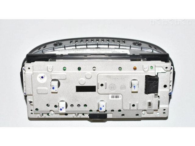 Радио/ проигрыватель CD/DVD / навигация