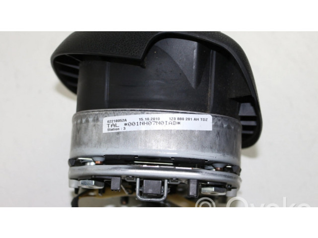 Подушка безопасности водителя 62218052A Skoda Octavia Mk2 (1Z)